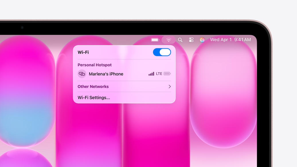 MacBook Neo, color rosa rubor, el menú Wi-Fi muestra la sección Compartir Internet con ”iPhone de Marlena” como opción para seleccionar