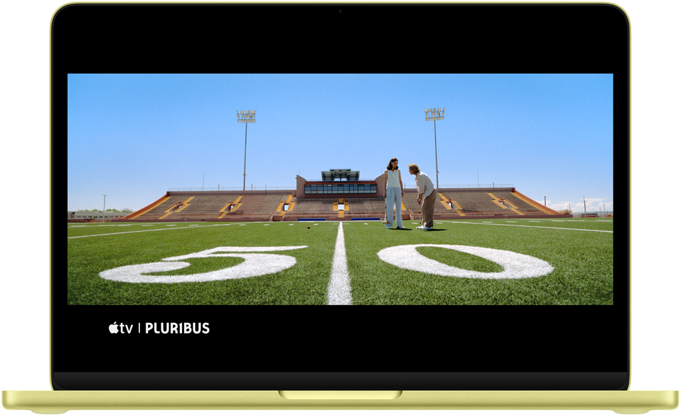 MacBook Neo, color amarillo cítrico, una escena de la serie Pluribus en pantalla.