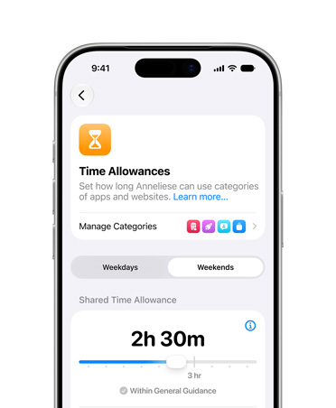Skjermen på en iPhone 17 Pro i fargen sølv viser valgene Tidskvote og Plan for skjermtid i Innstillinger for å angi tid og mediekategorier for barnet