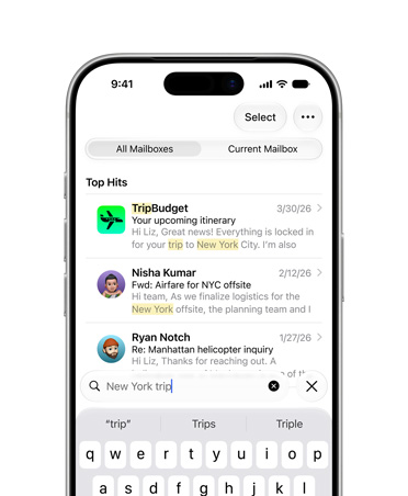 Skjermen på en iPhone 17 Pro i sølv viser et utvalg e-poster hentet fra et søk etter «tur til New York»