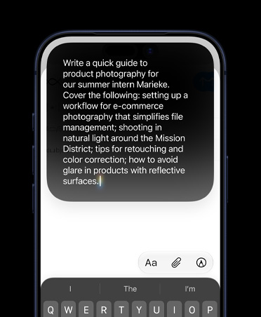 En iPhone-skjerm viser en detaljert forespørsel til Skriv med Siri om å lage et utkast