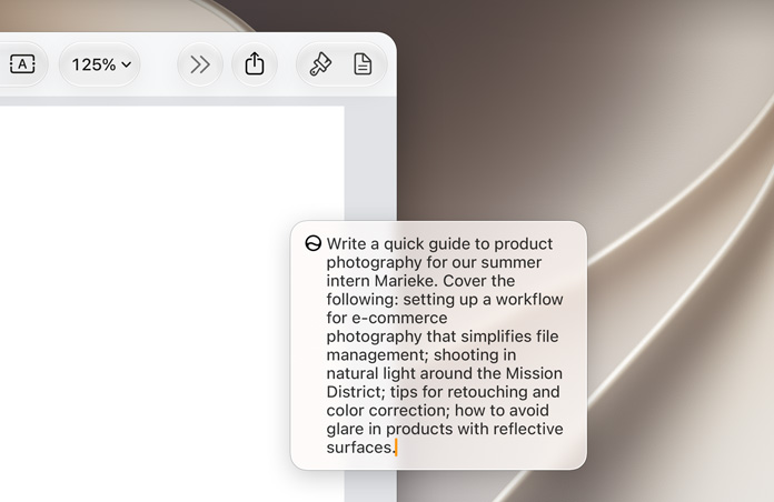 Layar MacBook menampilkan kotak Edit dengan Siri yang melayang di atas dokumen tanpa judul, menjelaskan alur kerja fotografi kepada anggota tim baru