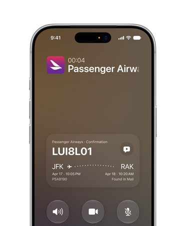 iPhone 17 Pro i fargen sølv viser Siri AI-funksjonen Call Context. Skjermen på forsiden viser informasjon om en flybestilling under en samtale.