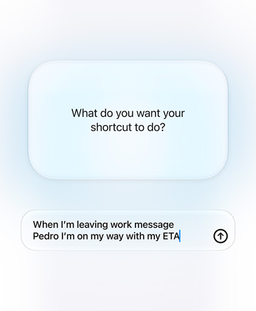 Skjermen viser et spørsmål og et svar fra Siri AI og brukeren om en snarvei. Siri AI spør: «Hva vil du at snarveien din skal gjøre?» Brukeren svarer: «Når jeg drar fra jobb, vil jeg at du skal sende en melding til Pedro og fortelle når jeg regner med å være hjemme.»