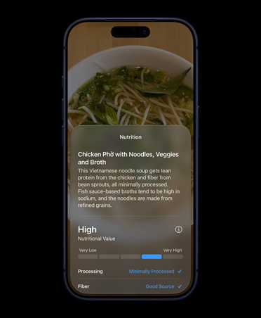 En iPhone 17 Pro i fargen dypblå vises forfra. På skjermen vises Siri-modusen i Kamera-grensesnittet, og det viser ernæringsinformasjon om en matvare som har blitt identifisert med Visuell intelligens. Skjermbildet viser også detaljert informasjon om kylling-phở, inkludert vanlige ingredienser og ernæringsinformasjon