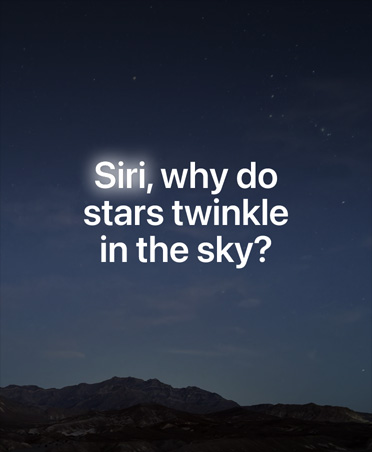 En skjerm med et bilde av en stjernehimmel vises. Over stjernehimmelen vises teksten fra et spørsmål til Siri AI: «Siri, hvorfor blinker stjernene på himmelen?»