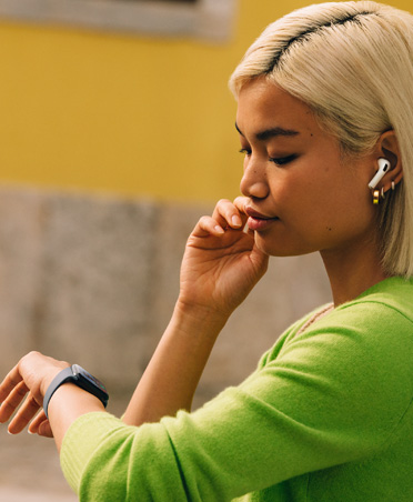 Een vrouw kijkt naar haar Apple Watch