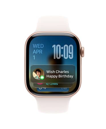 Apple Watch Series 11, kleur roségoud met bandje in de kleur rosé, de wijzerplaat toont de datum linksboven, rechtsboven staat de tijd en onderaan staat de Berichten-widget